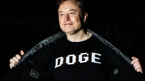 إيلون ماسك مبتسم ويرتدي قميصًا مكتوبًا عليه "DOGE"، في مشهد ليلي يعكس تأثيره في عالم التكنولوجيا والاقتصاد.