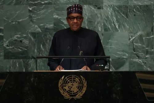 الرئيس النيجيري السابق محمد بخاري يتحدث أمام منصة الأمم المتحدة، مع خلفية من الحجر الأخضر، في مناسبة رسمية.
