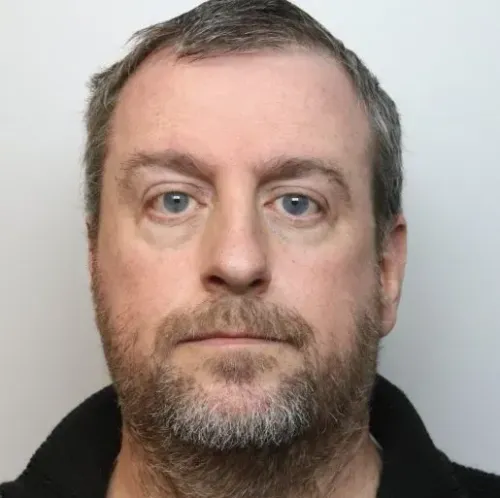 فيليب يونغ، عضو سابق في مجلس بلدية سويندون، بعد اعترافه بارتكاب 48 جريمة جنسية ضد زوجته السابقة، جوان يونغ.