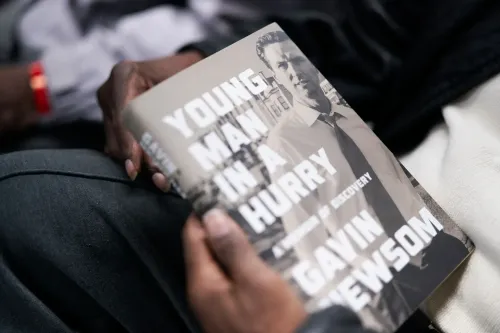 غلاف كتاب "شاب في عجلة من أمره" لحاكم كاليفورنيا غافين نيوسوم، يظهر تفاصيل عن حياته السياسية والشخصية.