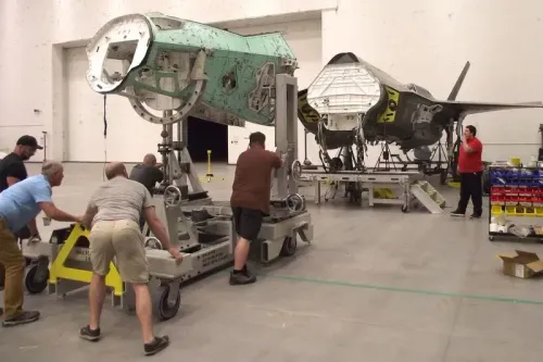 فريق من المهندسين يقومون بتجميع أجزاء الطائرة "فرانكنجيت" من طائرتين F-35 معطلتين، في ورشة عمل مخصصة للصيانة.