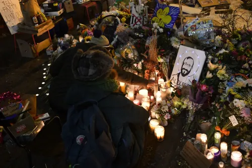 تجمع حشود حول نصب تذكاري لأليكس بريتي، حيث يضيئون الشموع ويضعون الزهور واللافتات تعبيرًا عن الحزن والاحتجاج.