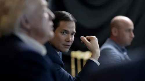 اجتماع في غرفة العمليات بالبيت الأبيض، حيث يظهر ماركو روبيو مع ترامب ومستشاره للأمن القومي، يناقشون استراتيجية فنزويلا.