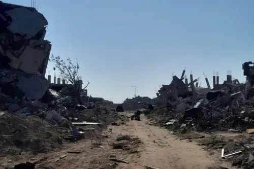 تظهر الصورة مشهدًا مدمّرًا في غزة، حيث تتناثر الأنقاض على جانب الطريق، مما يعكس آثار الحرب والدمار الذي تعرضت له المنطقة.