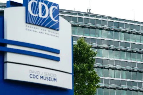 مبنى مركز السيطرة على الأمراض والوقاية منها (CDC) مع لافتة المتحف، يظهر تصميمه العصري والنوافذ الزجاجية الكبيرة.