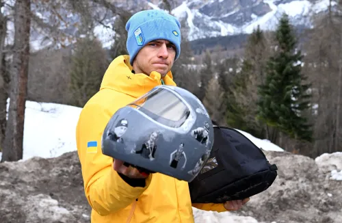 يرتدي المتزلج الأوكراني فلاديسلاف هراسكيفيتش خوذة تحمل صور رياضيين أوكرانيين خلال تدريب الهيكل العظمي في كورتينا، مما أثار جدلاً مع اللجنة الأولمبية الدولية.