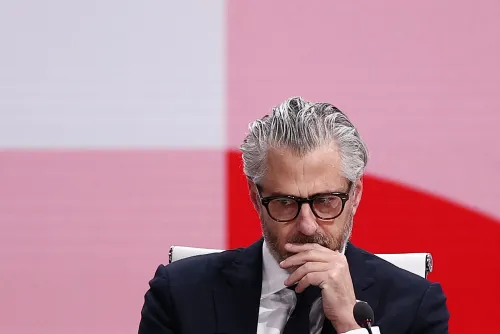 كيسي واسرمان، وكيل الترفيه، يبدو متأملاً أثناء مؤتمر صحفي، وسط ضغوطات بسبب علاقاته مع جيفري إبستين وماكسويل.