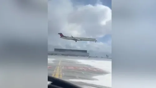 طائرة بومباردييه CRJ900 مقلوبة رأساً على عقب بعد حادث تحطم في مطار تورونتو، مع وجود دخان يخرج من جناحها المكسور.