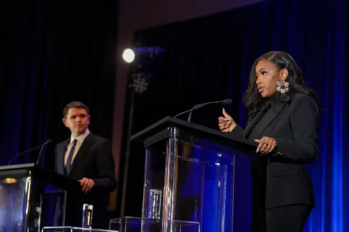 جاسمين كروكيت، النائبة عن تكساس، تتحدث خلال مناظرة انتخابية، مع التركيز على استراتيجيتها غير التقليدية في الحملة.