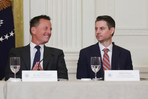 مات فلوكا، المدير الجديد لمركز كينيدي، يجلس بجانب ريك غرينيل خلال اجتماع رسمي، مع التركيز على التغييرات الإدارية في المؤسسة الفنية.