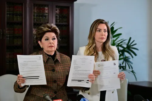 ألريد وكريستال هيفنر خلال مؤتمر صحفي، يحملان مستندات قانونية تتعلق بالتحقيق في مؤسسة هيو هيفنر بشأن صور حساسة.