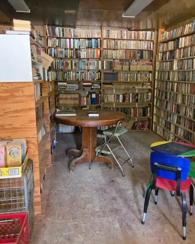 مكتبة صغيرة في مونوي، تحتوي على رفوف مملوءة بالكتب وأثاث بسيط، تعكس ذكريات مراهقة كاتبة المقال مع روايات سويت فالي.