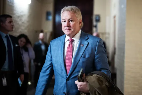 النائب وارن ديفيدسون، مرتديًا بدلة زرقاء، يسير في ممر مجلس النواب، معبرًا عن موقفه ضد تدخلات الرئيس العسكرية.