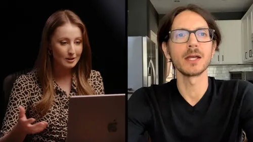 مقابلة بين شخصين، أحدهما يتحدث أمام كمبيوتر محمول، مع التركيز على موضوع تطبيق ICEBlock وإدارة الهجرة.