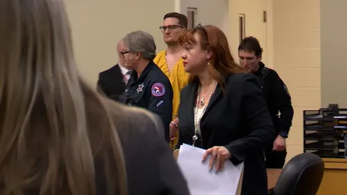 مايكل ديفيد ماكي، متهم بالقتل المزدوج، يظهر في قاعة المحكمة مرتديًا ملابس السجن، محاطًا بمحاميه وموظفي المحكمة.