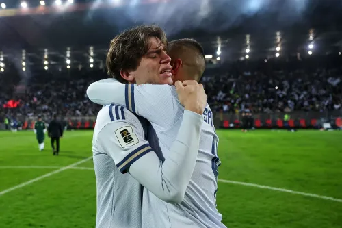 لاعبو منتخب إيطاليا يحتضنون بعضهم بعد الخسارة المفاجئة أمام البوسنة في تصفيات كأس العالم، مع تعبيرات الحزن والإحباط.