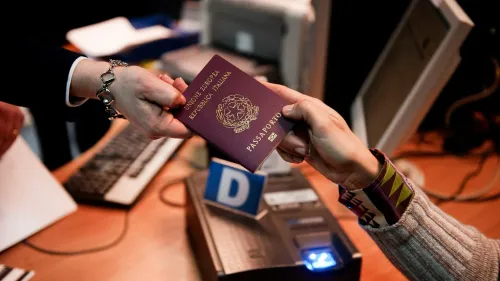جواز سفر إيطالي يُسلم من موظف في قنصلية، مما يعكس التحديات المتعلقة بالحصول على الجنسية الإيطالية للمولودين في الخارج.
