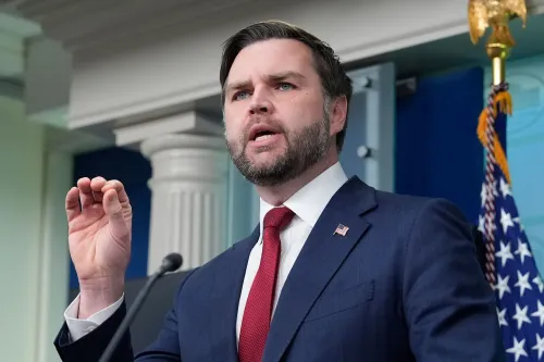 نائب الرئيس جيه دي فانس يتحدث في إحاطة صحفية بالبيت الأبيض، مشيرًا إلى ادعاءات حول حادثة مينيابوليس المتعلقة بإطلاق النار.