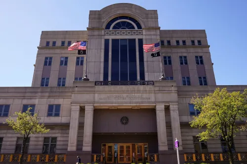 مبنى المحكمة الفيدرالية في نيوجيرسي، مع أعلام أمريكية ترفرف، حيث تم تعيين روبرت فريزر كمدعي عام أمريكي.