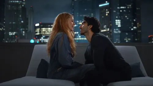 مشهد من فيلم "It Ends With Us" يظهر بليك ليفلي وجاستن بالدوني في لحظة عاطفية على خلفية مدينة مضاءة ليلاً، مما يعكس عمق علاقتهما.