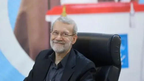 مقرب من القيادة الإيرانية، علي لاريجاني، مبتسم أثناء جلسة رسمية، يعكس قوة النظام السياسي في إيران رغم التحديات.