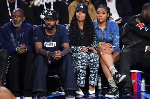 كايري إيرفينغ يجلس في مباراة كل النجوم مرتديًا قميصًا مكتوبًا عليه "PRESS" تكريمًا للصحفيين في غزة، محاطًا بأصدقائه.