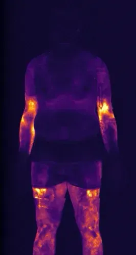 صورة حرارية لرجل يظهر مناطق مرتفعة الحرارة على جسده، مما يشير إلى تعرضه للمواد الكيميائية أثناء مكافحة حرائق لوس أنجلوس.