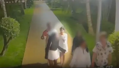 لقطة من كاميرات المراقبة تظهر مجموعة من الأشخاص، بينهم الطالبة المفقودة سوديكشا كونانكي، أثناء تواجدهم في منطقة الفندق.