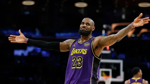 ليبرون جيمس، لاعب لوس أنجلوس ليكرز، يحتفل في الملعب، مع التركيز على قميصه رقم 23، وسط أجواء حماسية.