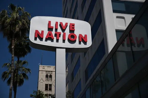 شعار شركة Live Nation يظهر في واجهة المبنى، مما يعكس دورها الرئيسي في صناعة التذاكر والفعاليات الحية بعد التسوية مع وزارة العدل.