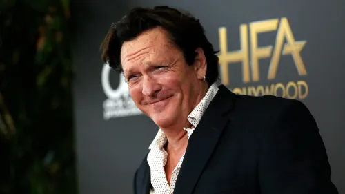 توفي الممثل مايكل مادسن، المعروف بأدواره في أفلام كوينتن تارانتينو، عن عمر 67 عاماً بسبب سكتة قلبية في منزله بماليبو.