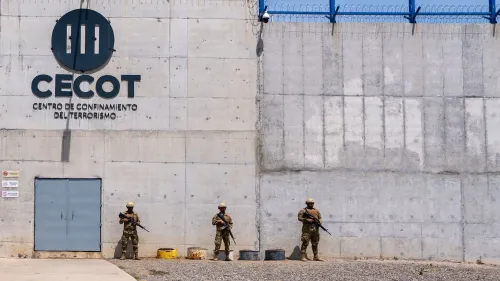مدخل مركز سيكوت، المعروف بمركز احتجاز الإرهاب، مع جنود مسلحين يقفون أمامه، يعكس التوتر المحيط بقضايا الهجرة.