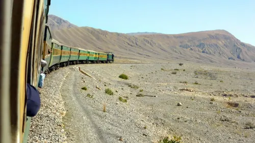 قطار جعفر السريع يسير عبر منطقة جبلية قاحلة في بلوشستان، حيث تعرض لهجوم مسلح أثناء رحلته من كويتا إلى بيشاور.