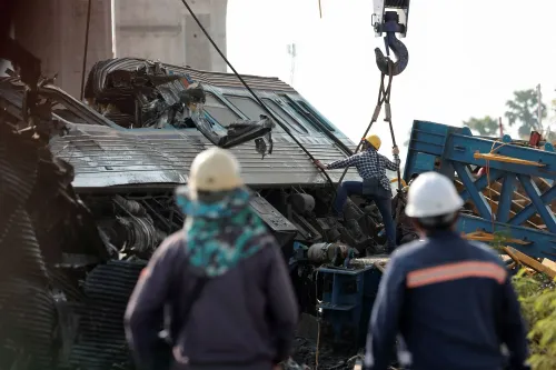 حادث مروع في شمال شرق تايلاند بعد سقوط رافعة على قطار، مما أدى إلى انقلاب عربات وإصابة العشرات، مع جهود إنقاذ مستمرة.