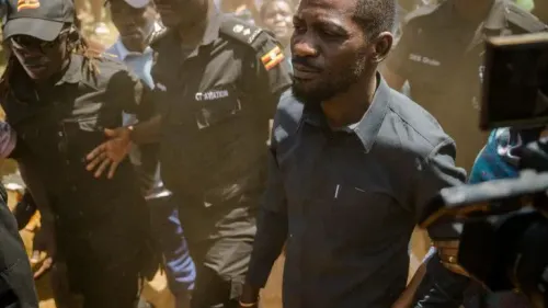 مغني المعارضة الأوغندي بوبي واين محاط بقوات الأمن، يظهر في حالة توتر بعد تهديدات بالقتل من نجل الرئيس موسيفيني.