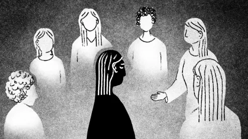 صورة توضح مجموعة من الأشخاص، حيث يبرز شخص واحد ذو ملامح حزينة في وسط المجموعة، مما يعكس مشاعر الفقد والإجهاض.