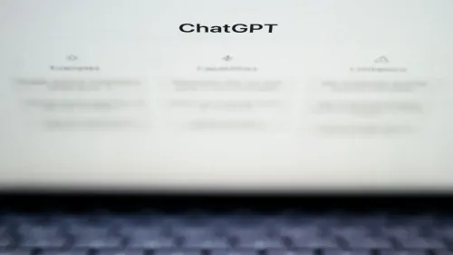 صورة تظهر شعار ChatGPT على شاشة كمبيوتر مع خلفية ضبابية، تعكس التوترات في صناعة الذكاء الاصطناعي بين OpenAI ومنافسها DeepSeek.