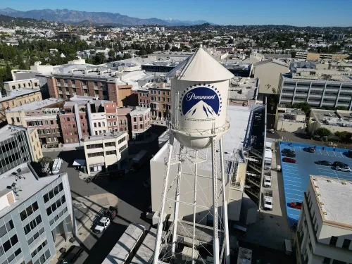 صورة جوية لمجمع باراماونت السينمائي، تظهر خزان المياه المميز بشعار باراماونت، مع خلفية للمدينة والجبال.