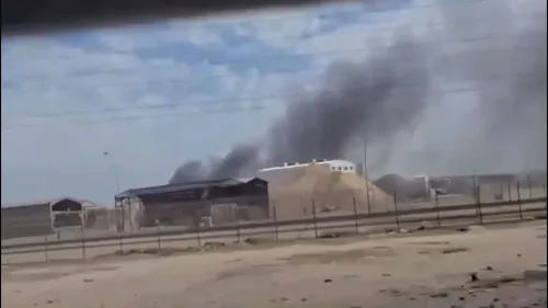 دخان كثيف يتصاعد من موقع غارة جوية بطائرة مسيرة في ميناء الشعيبة بالكويت، حيث قُتل أربعة جنود أمريكيين.