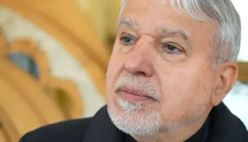 وزير الثقافة والسياحة الإيراني، رضا صالحي أميري، يتحدث عن الدمار الثقافي في إيران بسبب النزاع، مع تعبيرات جدية تعكس قلقه.