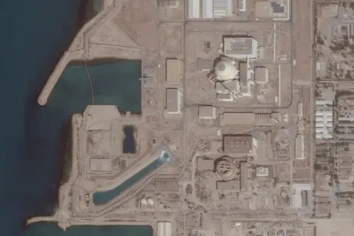 صورة فضائية لمحطة بوشهر النووية الإيرانية، تُظهر المباني والمرافق المحيطة بها، بعد تعرضها لضربات جوية.