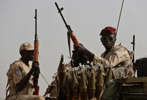 جنود يرتدون زي قوات الدعم السريع السودانية، يحملون أسلحة في مركبة عسكرية، تعبيراً عن التوترات المستمرة في الصراع في شمال كردفان.