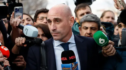 رئيس الاتحاد الإسباني لكرة القدم السابق لويس روبياليس يتحدث للصحفيين بعد إدانته بتهمة الاعتداء الجنسي على اللاعبة جيني هيرموسو.
