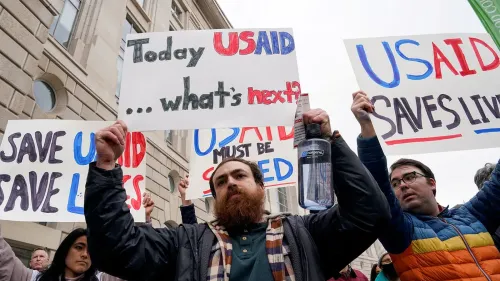 محتجون يحملون لافتات تدعو لحماية برامج الوكالة الأمريكية للتنمية الدولية (USAID) في ظل خطط إلغاء 83% من برامجها.