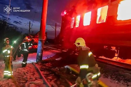 رجال الإطفاء يعملون على إخماد حريق في قطار ركاب محترق بعد هجوم بطائرة مسيرة في منطقة خاركيف، وسط ظروف جوية صعبة.