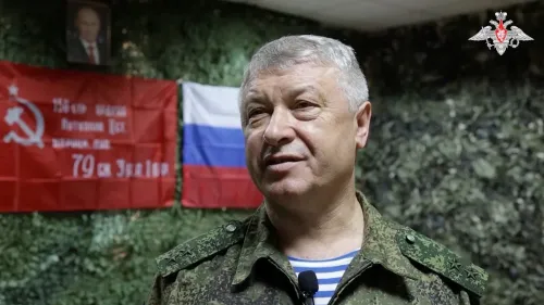 جنرال روسي يرتدي زيًا عسكريًا، يتحدث في بيئة عسكرية، مع أعلام روسية وسوفيتية خلفه، في سياق الهجمات على شخصيات عسكرية رفيعة.