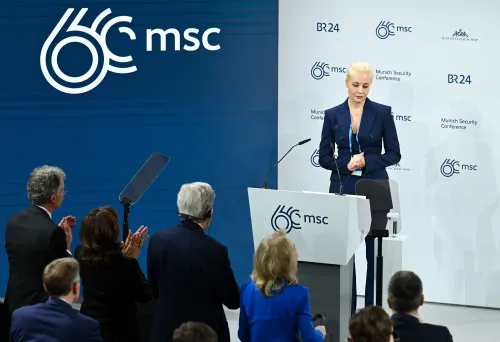 يوليا نافالنايا تتحدث في مؤتمر ميونيخ للأمن، حيث تلقت تصفيقًا حارًا أثناء إلقاء كلمتها حول وفاة زوجها أليكسي نافالني.