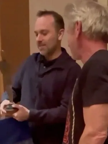 شون بن يتسلم جائزة أوسكار مؤقتة في أوكرانيا، تقديرًا لدعمه للبلاد، من رئيس السكك الحديدية الأوكرانية.