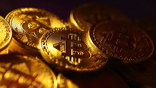 عملات بيتكوين الذهبية تتجمع معًا، مما يبرز أهميتها كأصل رقمي رئيسي في عالم العملات المشفرة.
