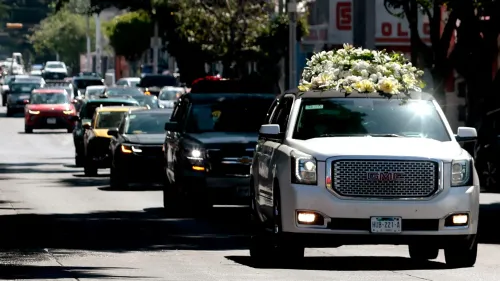 موكب جنازة يتكون من سيارات تحمل أكاليل زهور كبيرة، يسير في شوارع زابوبان بعد دفن زعيم كارتل الجيل الجديد في خاليسكو.